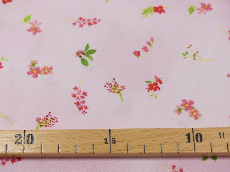 Patchworkstoff aus der Kollektion Flowershop von Clothworks rosa mit kleinen Blumen in pink rot Detailansicht mit Maß